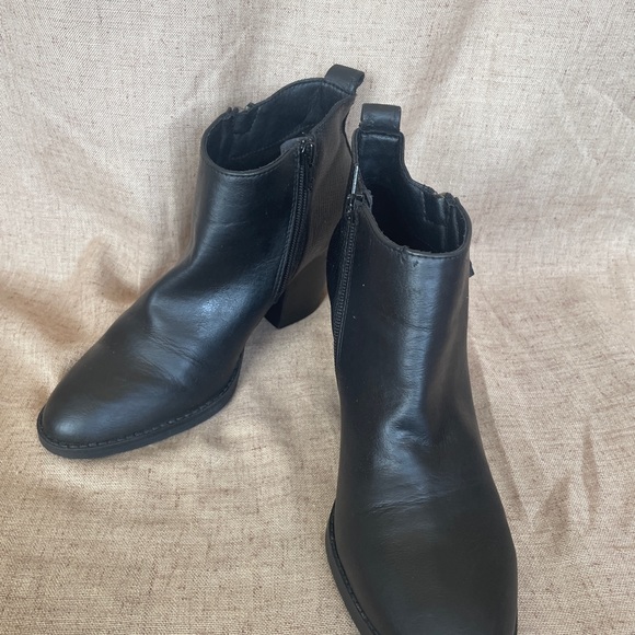 Universal Thread Booties - Picture 2 of 9